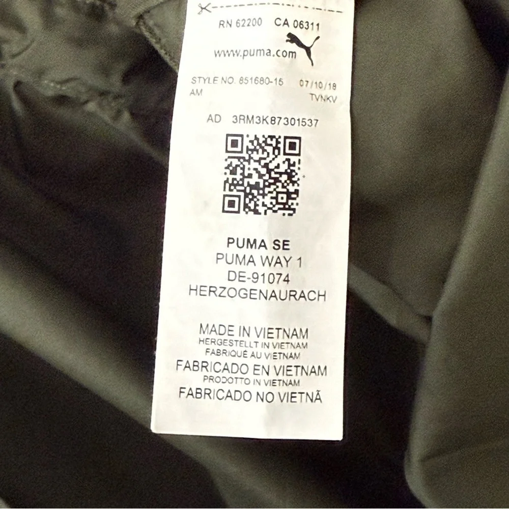 Puma War 1 Green Windbreaker Jacket with Hood and Elastic Cuffs. Size S